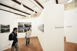 Allestimento della mostra "Sulle Tracce dei Ghiacciai - Alaska, Caucaso e Karakorum al Palazzo Ferrero di Biella in occasione del festival di fotografia storica Memorandum 2014