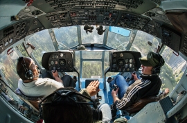 Piloti dell'elicottero della marina militare durante la spedizione Sulle Tracce dei Ghiacciai - Missione in Caucaso. Georgia