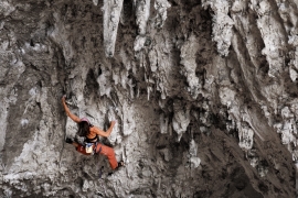 Ines Papert alla Grotta dell'Arenauta sulla via Salsiccia Power, Gaeta, Italia
