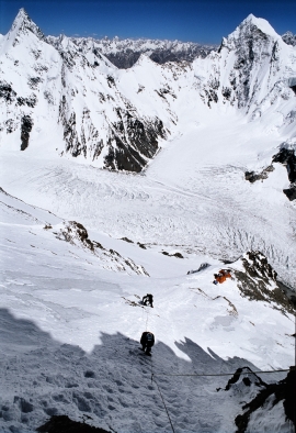 Sergio Minoggio si avvicina al Camino Bill sullo Sperone degli Abruzzi sul K2 durante la spedizione "K2 2004 - 50 anni dopo", Pakistan