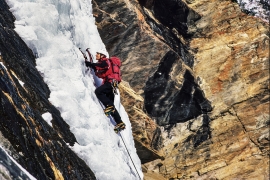 Alpinista su cascate di ghiaccio, Val Di Cogne, Val D'Aosta, Italia