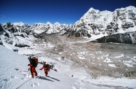 Luis Brugger e Hans Kammerlander durante la salita al campo 1 del monte Jasemba (7352m), Nepal