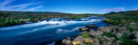 Le acque tumultuose ed incontaminate provenienti dai grandi ghiacciai dell’Islanda meridionale assumono particolari gradazioni di colore blu, che contrastano con il verde della florida vegetazione circostante.