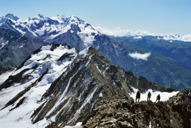 Tre alpinisti moldavi sulla cresta sommitale del monte Banguriani (3885m) nel Caucaso Maggiore, Svanezia, Georgia.